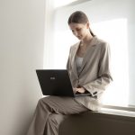 xlarge_20250129133427_msi_modern_15_b7m_15_6_fhd_ryzen_5_7430u_16gb_512gb_ssd_w11_home_classic_black_gr_keyboard (1)